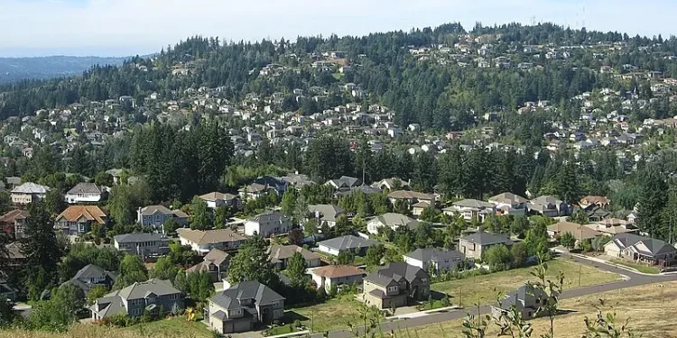 Mount Scott and Happy Valley in Oregon. Photo by Esprqii.