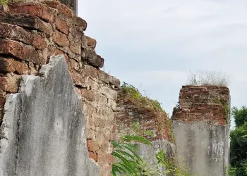 Old Myanmar earthquake damage. Photo by Scott Edmunds.