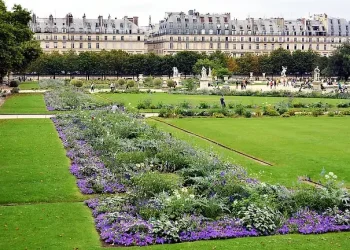 Paris Gardens. Photo by Carl B. Campbell. stock-europe