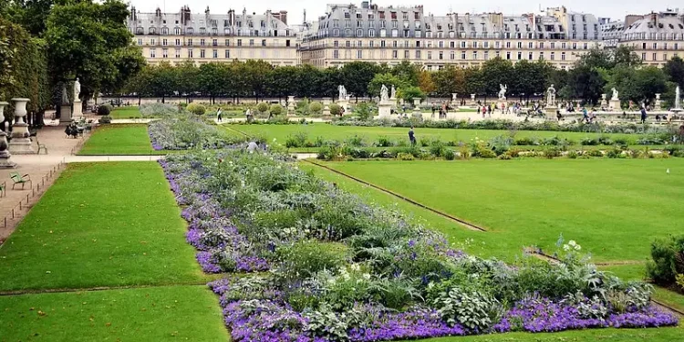 Paris Gardens. Photo by Carl B. Campbell. stock-europe