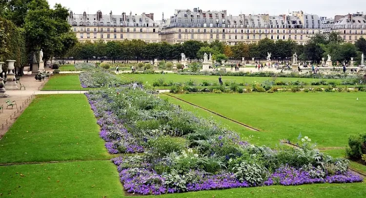 Paris Gardens. Photo by Carl B. Campbell. stock-europe