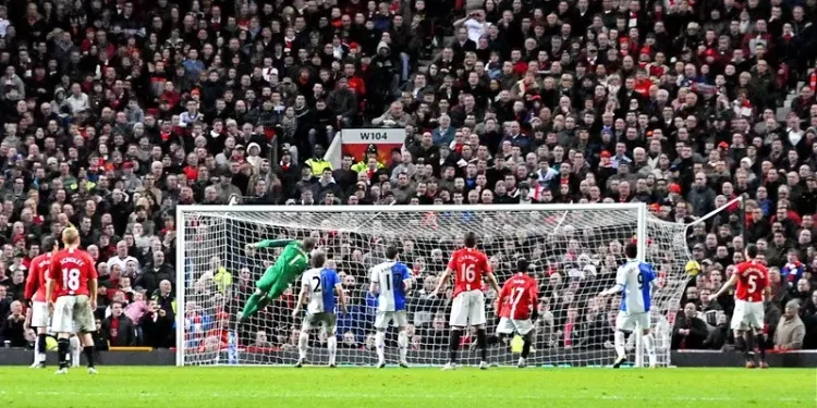 Cristiano Ronaldo Scores. Photo by Paolo Camera.