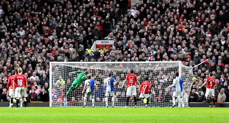 Cristiano Ronaldo Scores. Photo by Paolo Camera.