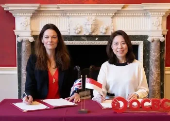 Minister for Investment signing deal with Singaporean Bank OCBC. Photo by the Dept. for Business and Trade.