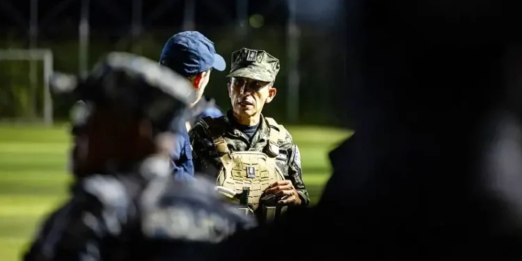 Minister of Defense René Merino Monroy interacts with a police commander. Photo by Casa Presidencial El Salvador.