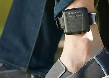 Alcohol tag on a young offenders. Photo by the Ministry of Justice.