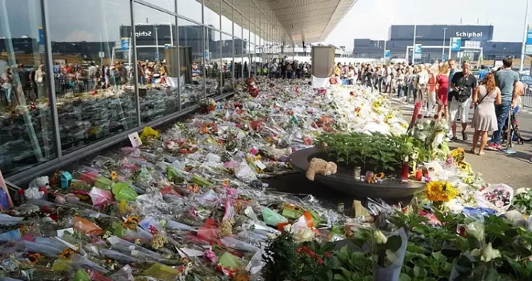 Bloemenzee op Schiphol voor slachtoffers MH17. Photo by Jurgen NL.