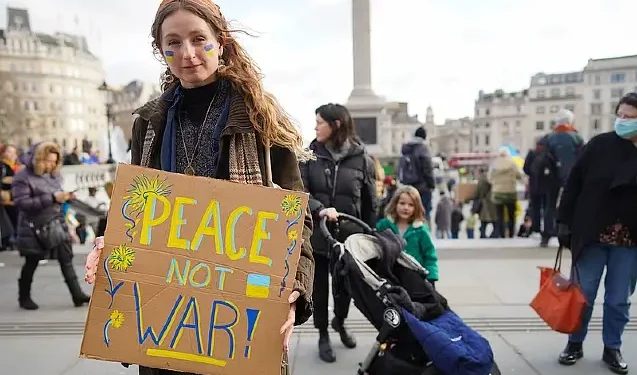 PEACE NOT WAR ! Photo by Alisdare Hickson.