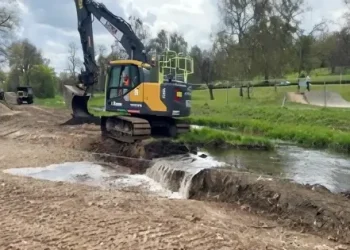 The moment the River Gade was diverted into the new channel. Photo by the Environment Agency.