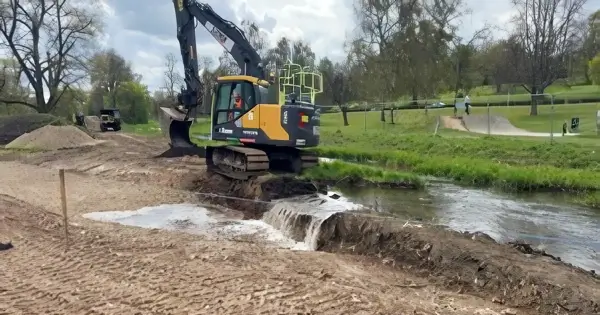 The moment the River Gade was diverted into the new channel. Photo by the Environment Agency.