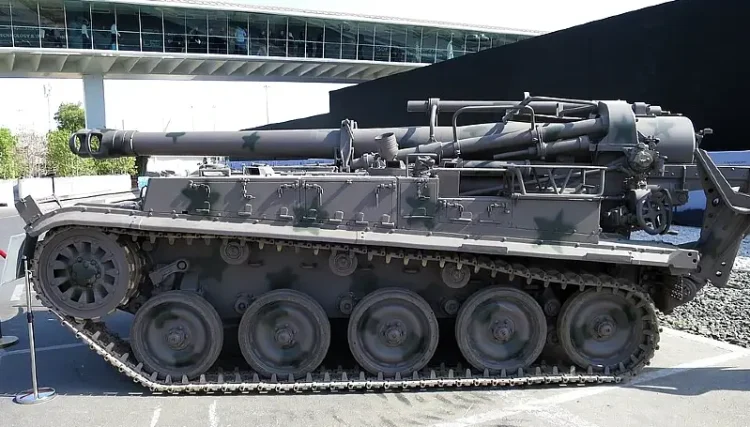 UAE Army Mk F3 155mm at IDEX 2023. Photo by Mztourist.