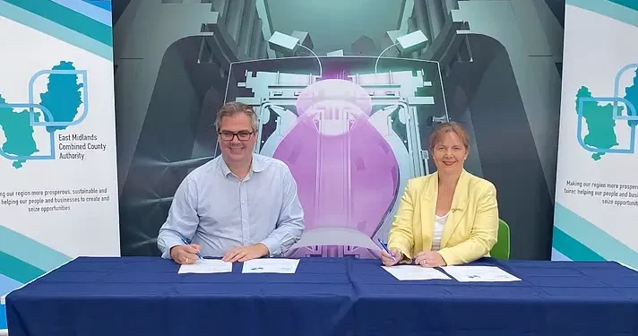 Claire Ward, Mayor of the East Midlands, and Nick Walkden, UKAEA's Head of Fusion Skills, signing the collaboration agreement. Photo by the UK Atomic Energy Authority.