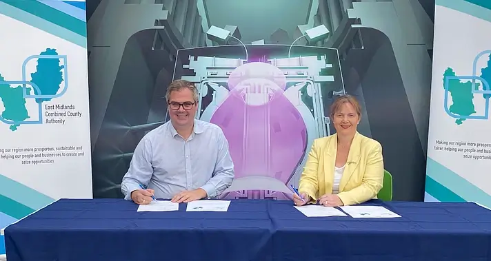 Claire Ward, Mayor of the East Midlands, and Nick Walkden, UKAEA's Head of Fusion Skills, signing the collaboration agreement. Photo by the UK Atomic Energy Authority.
