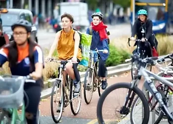 Cycle way with riders. Department for Transport.