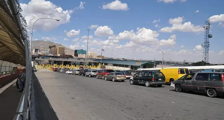El Paso Border Crossing. Photo by Jonathan McIntosh.