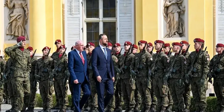 Lord Coaker with Poland's Deputy Prime Minister Władysław Kosiniak-Kamysz. Photo by the Polish Ministry of Defence.