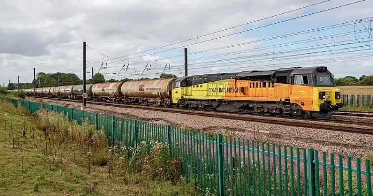 Oil leaving the Lindsey Oil Refineral Jarrow Prax, York. Photo by an unknown photographer.