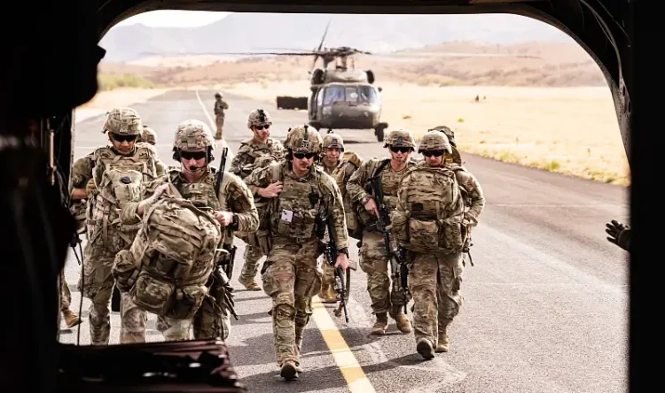Soldiers assigned to Joint Task Force Southern Border board a CH-47 Chinook helicopter for an air assault mission near Nogales, Ariz., May 29, 2025. Photo by Sgt. Murray.