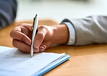 Non-disclosure agreement being signed. Photo by the Ministry of Housing.