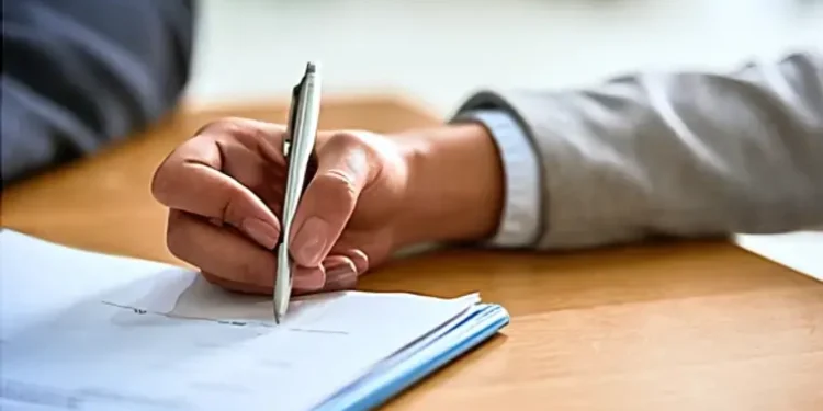 Non-disclosure agreement being signed. Photo by the Ministry of Housing.