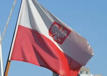 Bandera de Polonia. Photo by Contando Estrelas.