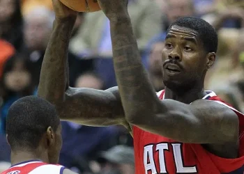 Marvin Williams vs Wizards. Photo by Keith Allison.