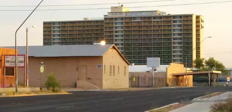 Tucson House 1501 N. Oracle Rd. Tucson, Arizona from Drachman St. Photo by Cactus4u.