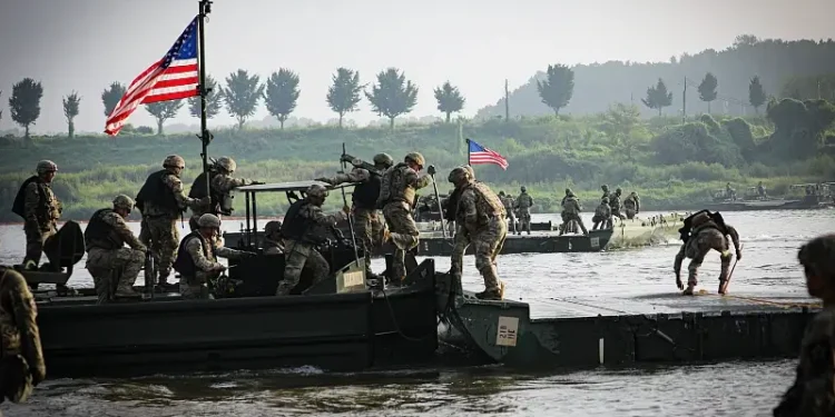 US soldiers, the 814th Multi-Role Bridge Company, 11th Engineer Battalion, 2nd Infantry Division Sustainment Brigade, 2nd Infantry Division in South Korea. Photo by Army Sgt. Sparks.