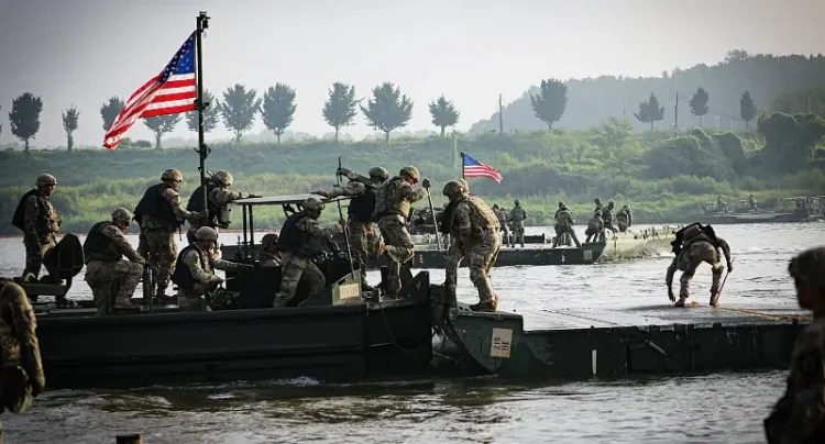 US soldiers, the 814th Multi-Role Bridge Company, 11th Engineer Battalion, 2nd Infantry Division Sustainment Brigade, 2nd Infantry Division in South Korea. Photo by Army Sgt. Sparks.