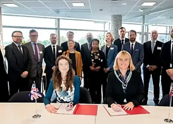 British Ambassador to Norway Jan Thompson and Norad Director General Gunn Jorid Roset signing the agreement. Photo by Fartein Rudjord-Norad.