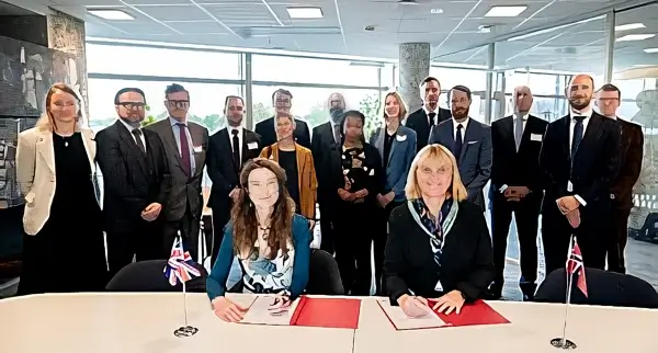 British Ambassador to Norway Jan Thompson and Norad Director General Gunn Jorid Roset signing the agreement. Photo by Fartein Rudjord-Norad.