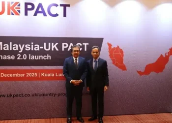 British High Commissioner to Malaysia H.E. Ajay Sharma CMG with Minister for Natural Resources and Environmental Sustainability Datuk Seri Johari Ghani. Photo by the Foreign Office.