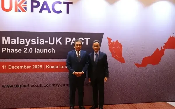 British High Commissioner to Malaysia H.E. Ajay Sharma CMG with Minister for Natural Resources and Environmental Sustainability Datuk Seri Johari Ghani. Photo by the Foreign Office.