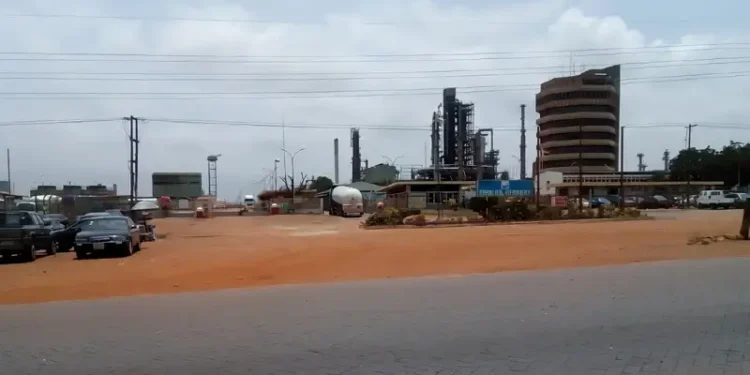 Ghana Oil Refinery. Photo by Amuzujoe.
