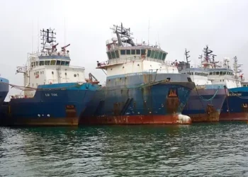 Lui Tide and other offshore Supply Ships tied together off Namibia. Photo by Sonse.