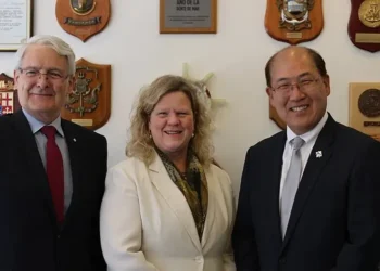 Marc Garneau and Janice Charette meet Kitack Lim. Photo by International Maritime Organization.