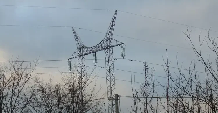 Power Pole. Photo by Andras Bogoly.